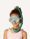 The Petites Pommes Betty Snorkelling Set features a wide-vision, adjustable mask in vibrant green and an easy-breathe snorkel with a sleek curve. It comes with a white mesh drawstring bag, ensuring comfort and clarity, beautifully arranged on a pristine white background.